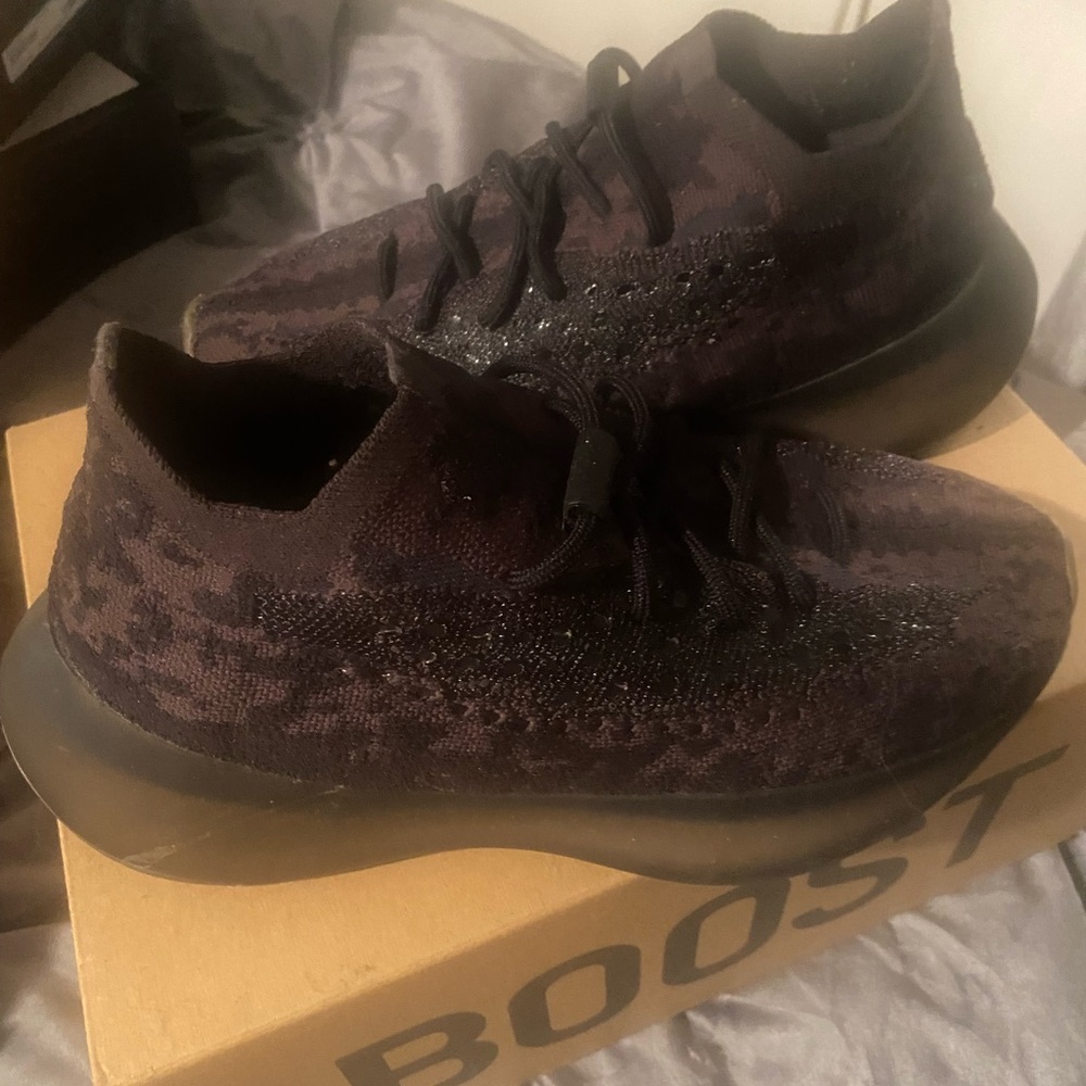 Unisex Yeezy kicks